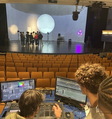 La classe de 1ère Bac pro MELEC visite les coulisses, le cœur technique d’un plateau de spectacle au Théâtre Ledoux