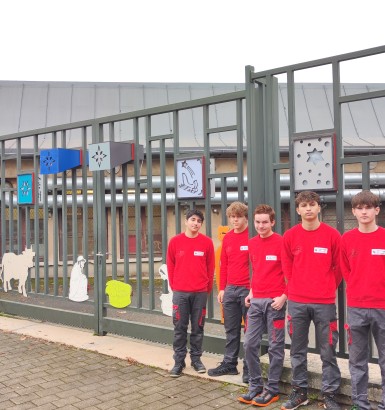 La classe de seconde MTNE ELEC installe la crèche de Noël