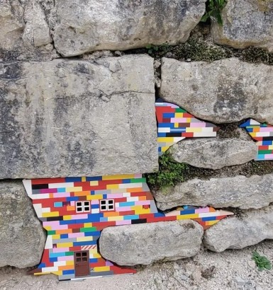 Les menuisiers et ébénistes collaborent à l'exposition de Jan Vormann à base de briques Lego au Musée des Maisons comtoises