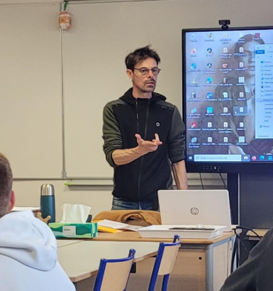 Les classes de Tle CAP Menuisier fabricant et de Tle CAP Electricien rencontrent un acteur et metteur en scène : Laurent Giroux