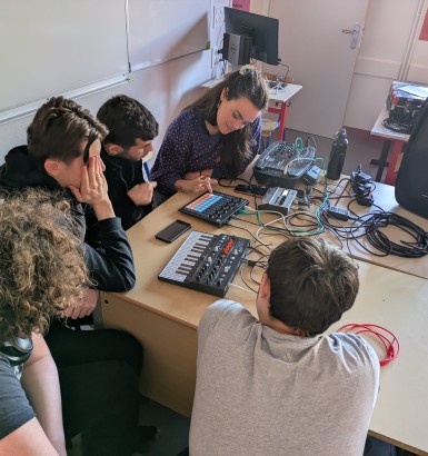 Musiques actuelles au lycée : un atelier de création musicale avec Nyna Loren