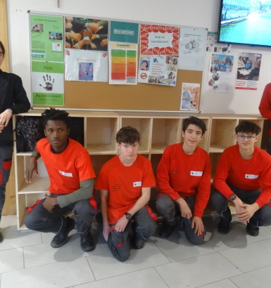 Les menuisiers fabriquent des casiers pour entreposer des cartables