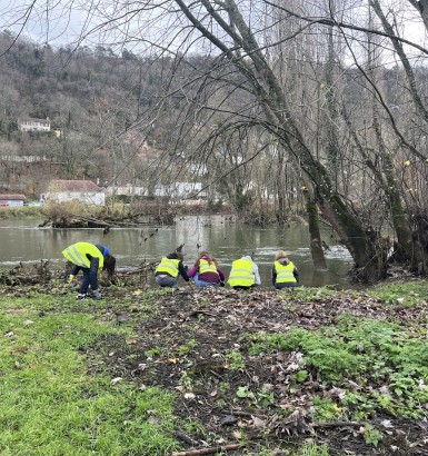 Les 4eA enquêtent sur la pollution plastique avec "Plastique à la loupe"