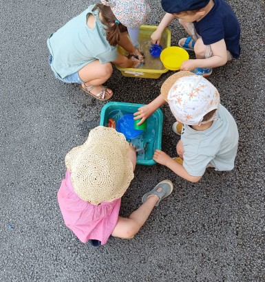 Jeux d’eau lors des récréations en maternelle