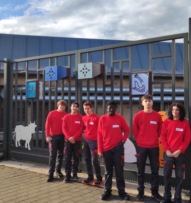 La classe de seconde MTNE ELEC installe la crèche de Noël