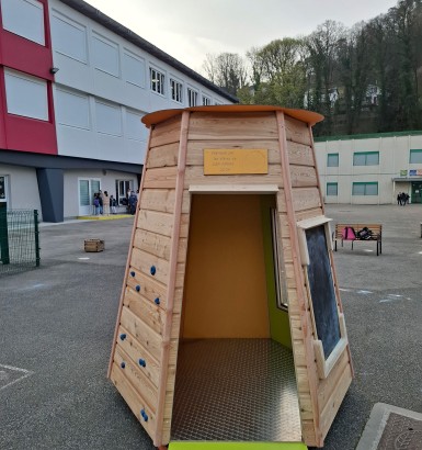 Réalisation d'une cabane pour le groupe scolaire Sainte Famille-Sainte Ursule (Besançon)