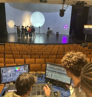 La classe de 1ère Bac pro MELEC visite les coulisses, le cœur technique d’un plateau de spectacle au Théâtre Ledoux