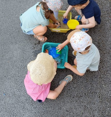Jeux d’eau lors des récréations en maternelle